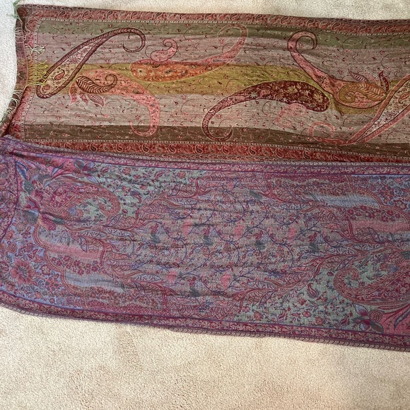 Pair of Shawls/Scarves - Picture 9 of 9